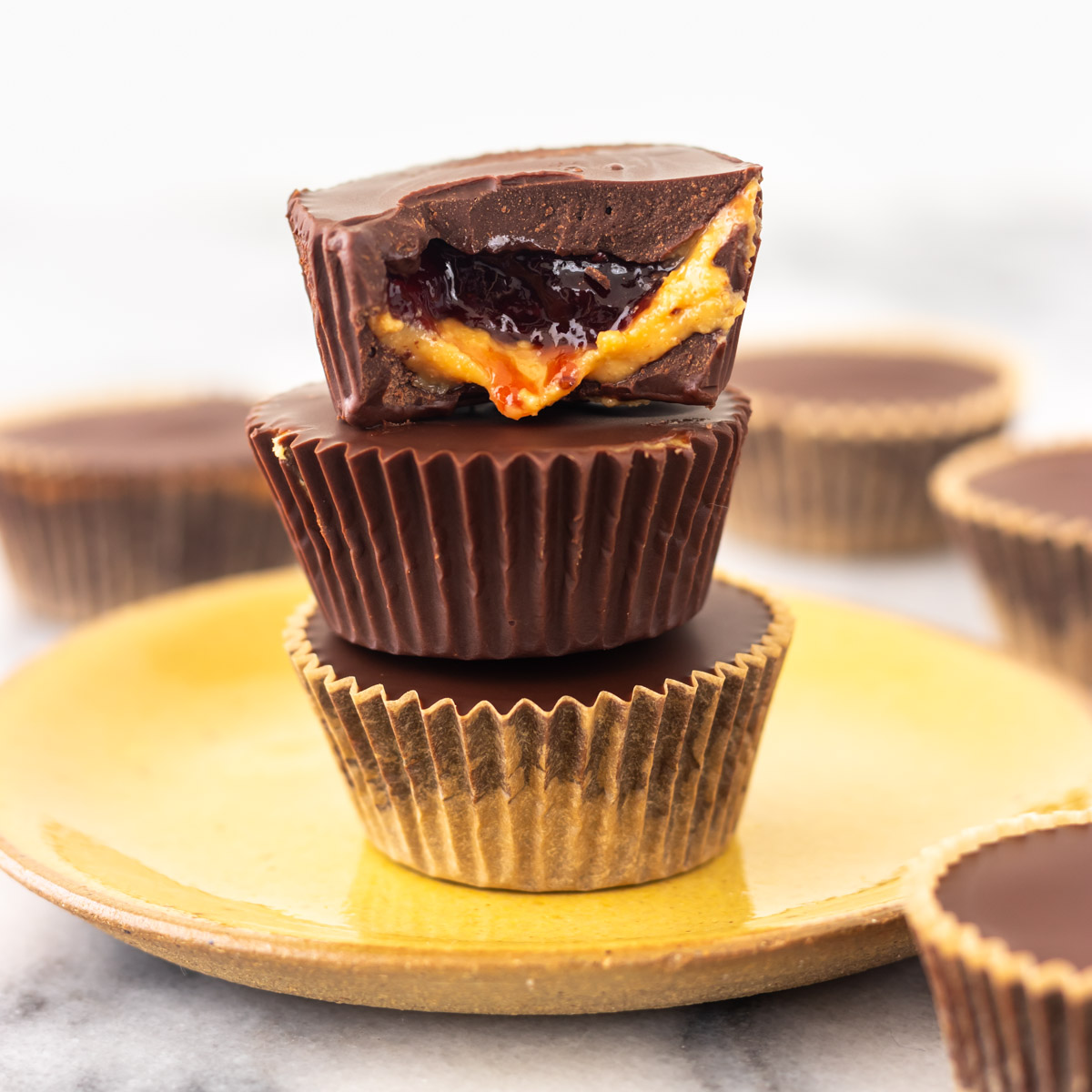 Bombom Recheado com Pasta de Amendoim e Geleia