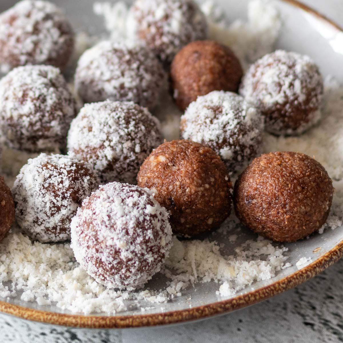 Docinhos de Tâmara com Coco e Cacau