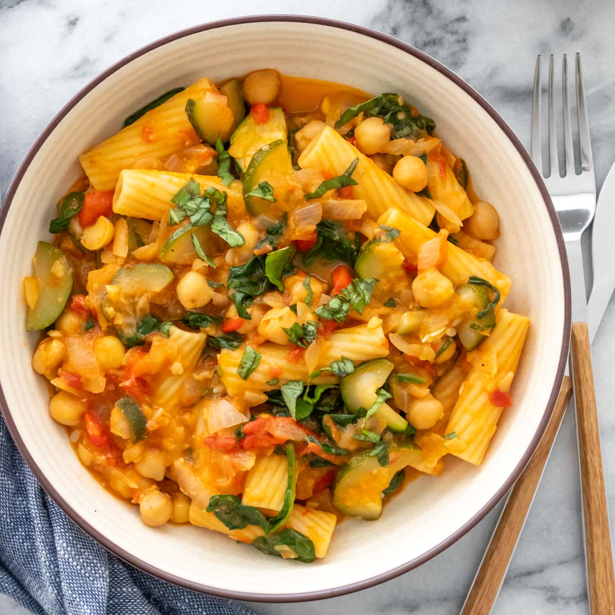 Macarrão com Vegetais e Molho Vermelho