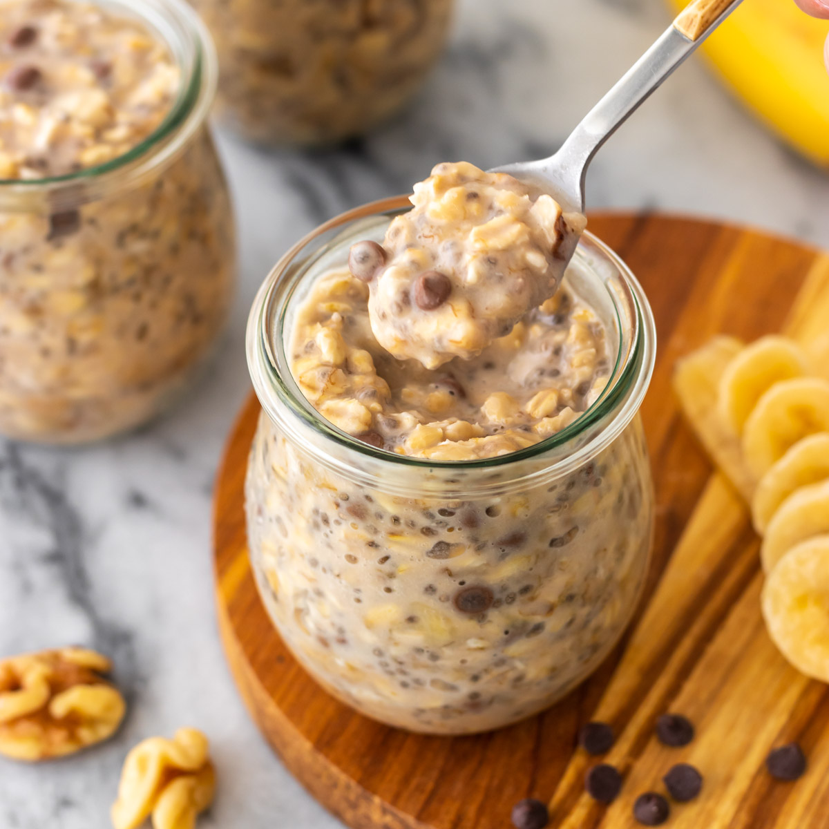 Overnight Oats de Banana com Nozes e Chocolate