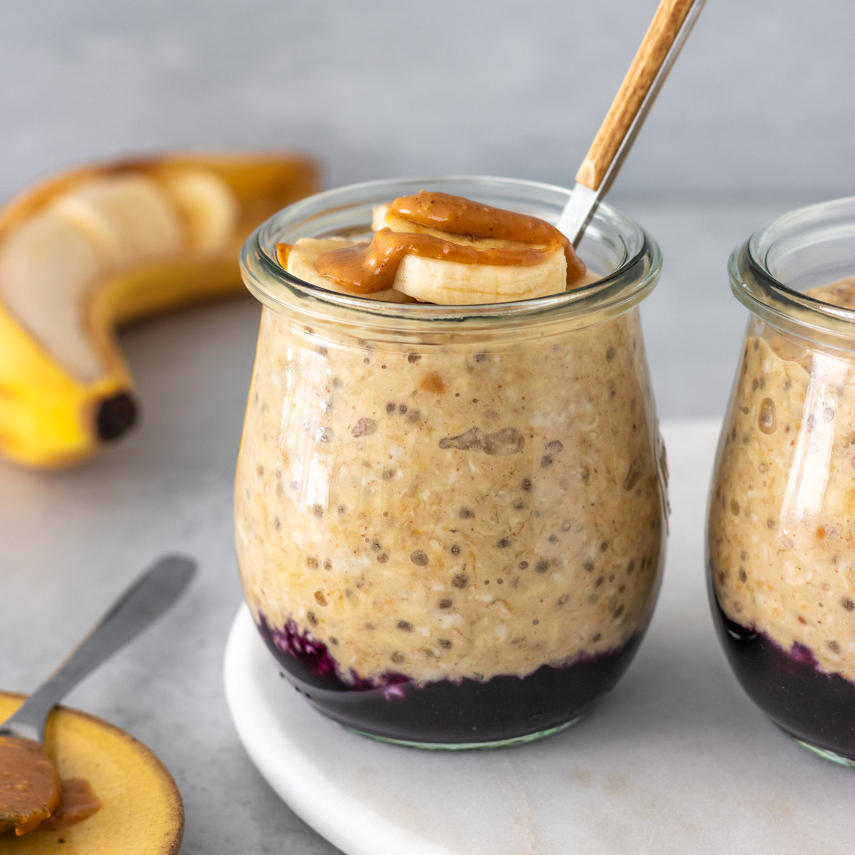 Overnight Oats de Banana com Pasta de Amendoim