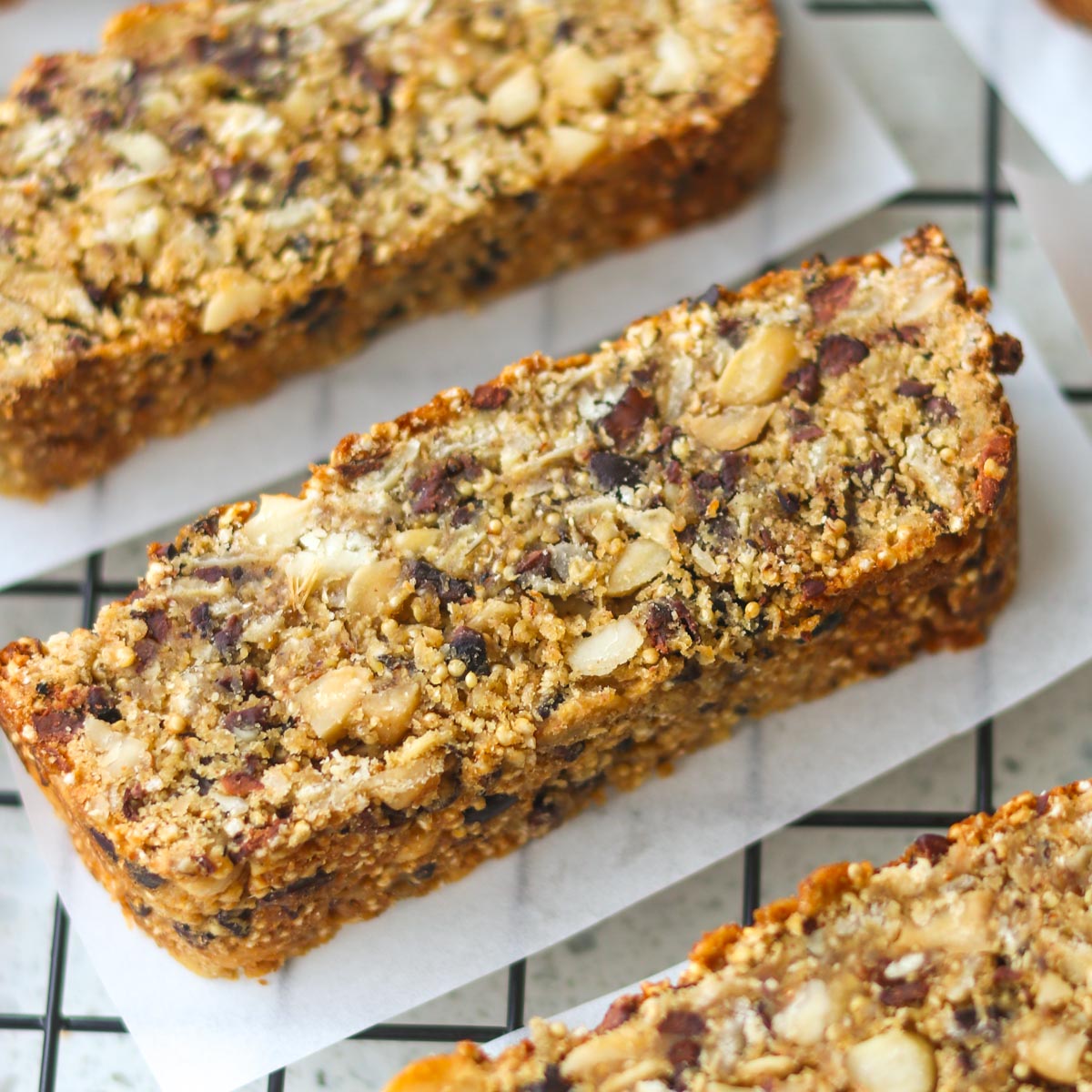 Barrinhas de Cereal Assadas com Amendoim e Nibs de Cacau