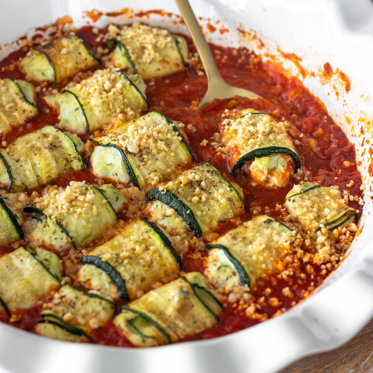 Rolinhos de Abobrinha Recheados com Creme de Manjericão