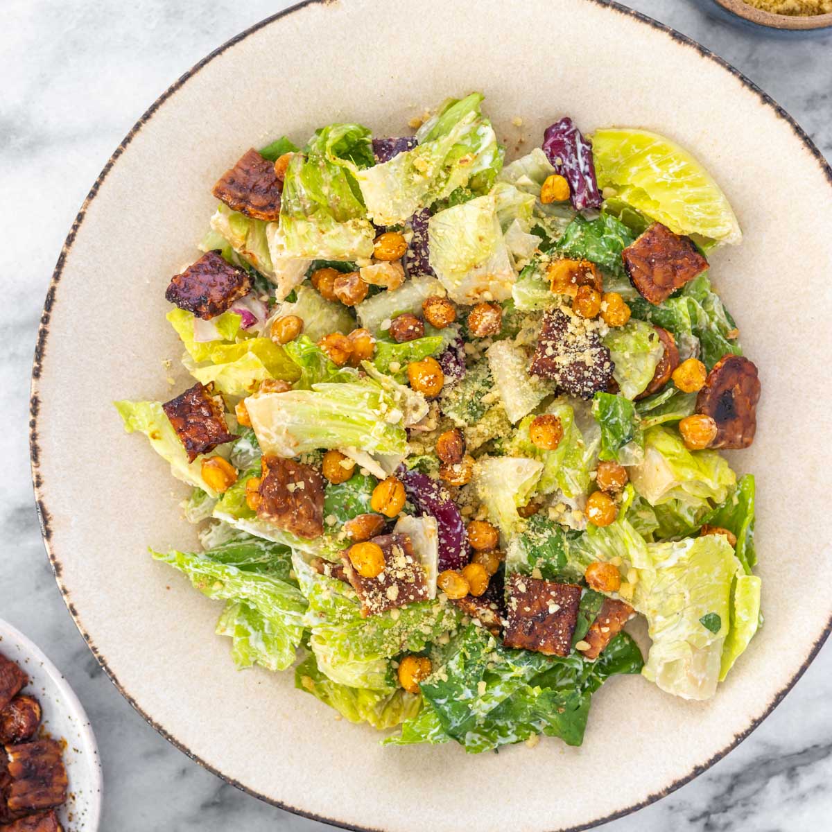 Salada de Folhas Cremosa com Tempê e Grão-de-Bico Crocante