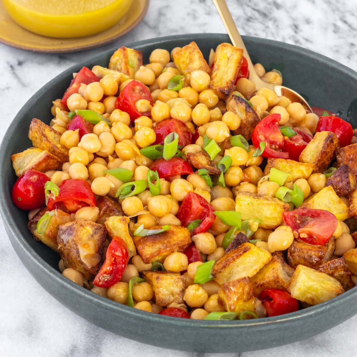 Salada de Grão-de-Bico com Batata Assada e Molho de Mostarda