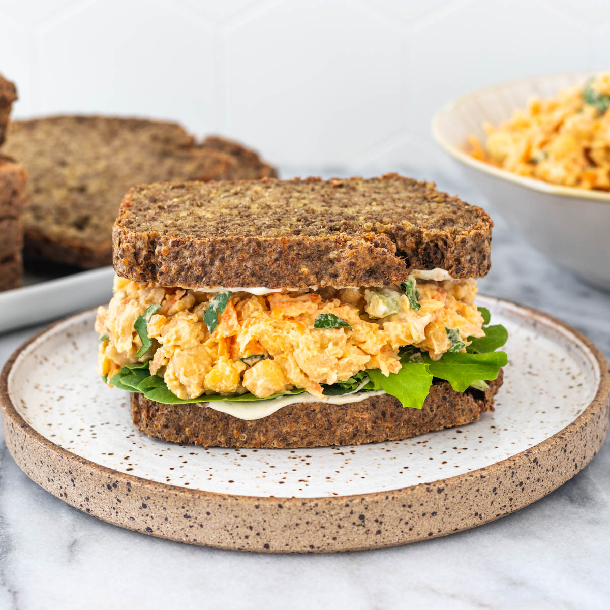 Sanduíche de Grão-de-Bico Cremoso com Maionese de Castanha