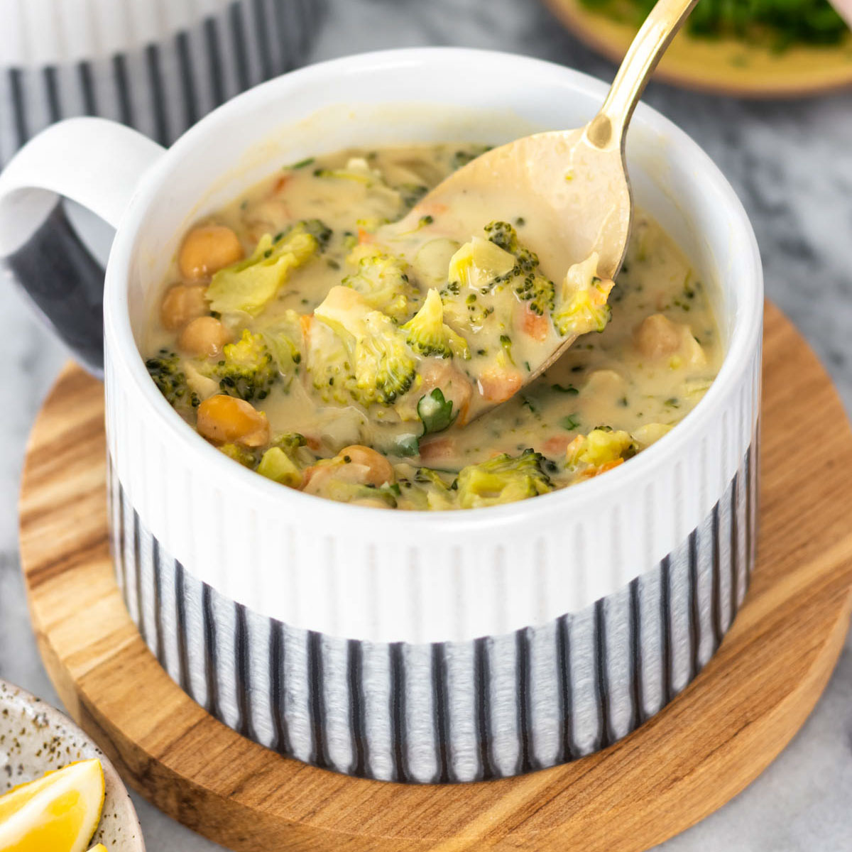 Sopa de Brócolis Cremosa com Grão-de-Bico