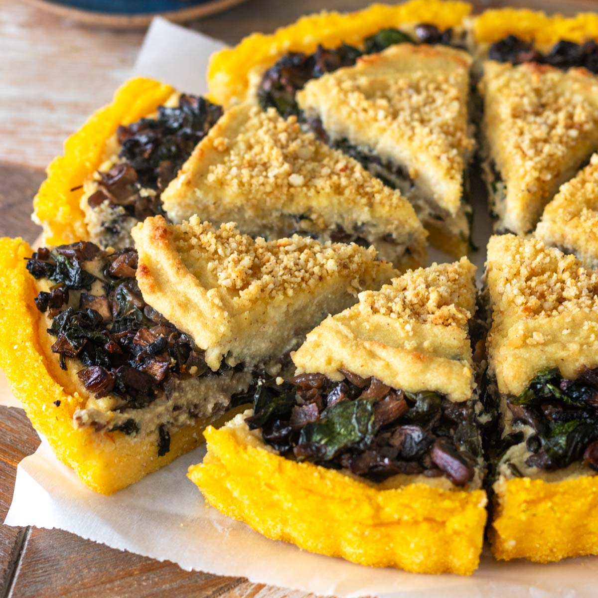 Torta de Polenta com Cogumelos Salteados e Ricota de Couve-Flor