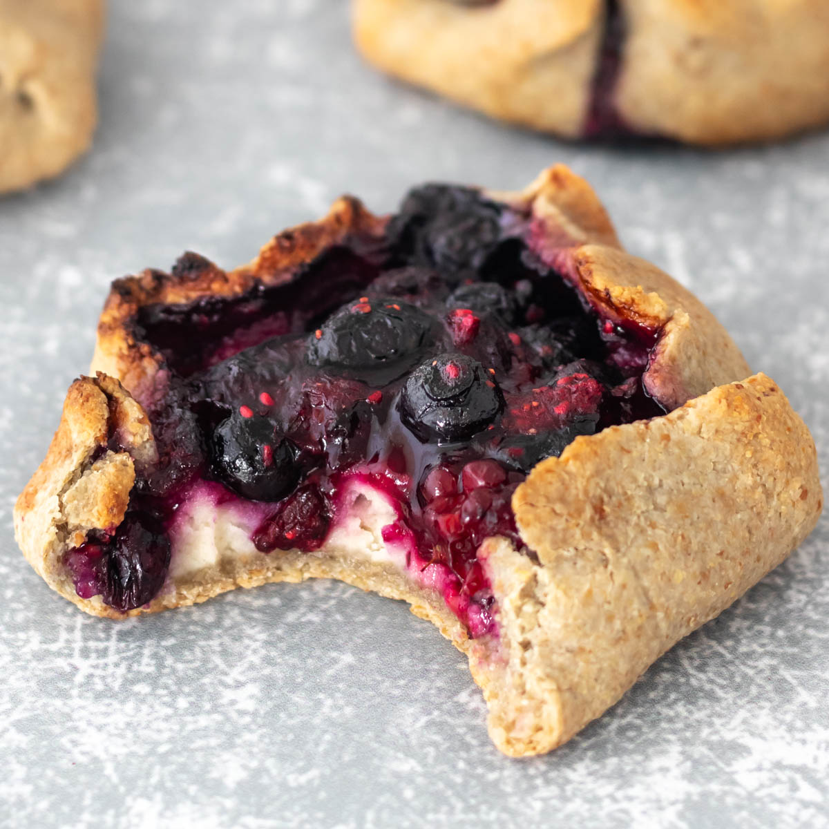 Tortinhas de Frutas Vermelhas com Ricota de Amêndoas