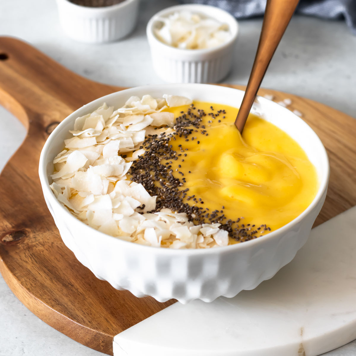 Vitamina de Manga com Coco na Tigela